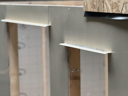 Ablaufbleche oberhalb der Fenster & Türausschnitte.